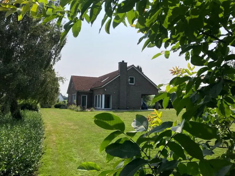Het huis van Lighthouse2be tussen het groen