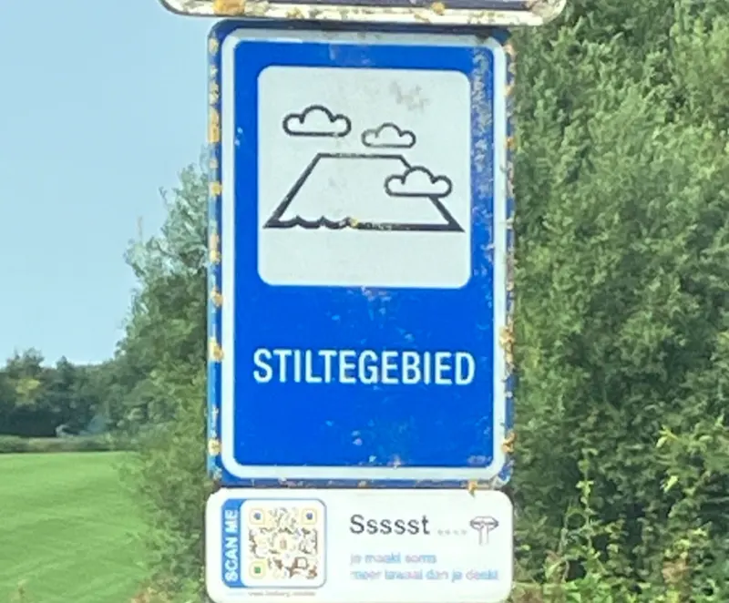 Verkeersbord stiltegebied in de omgeving