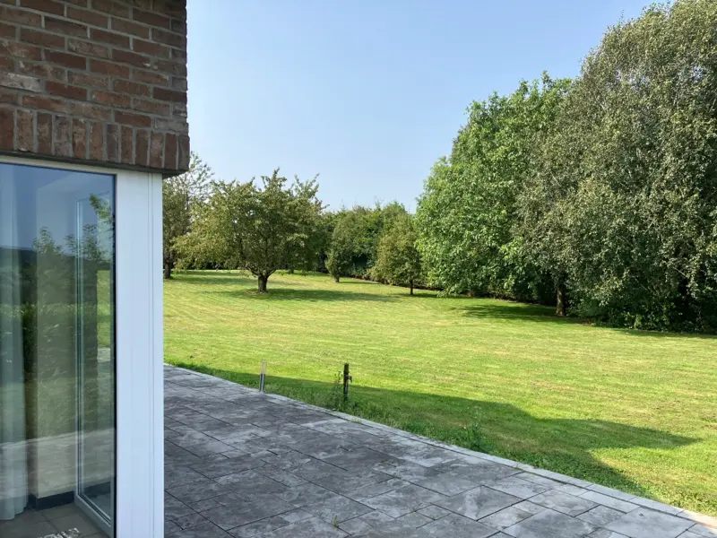 Terras met uitzicht op de boomgaard