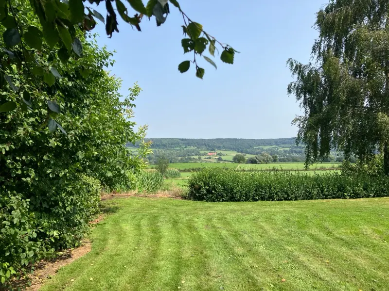 Uitzicht vanuit de tuin over het Heuvelland