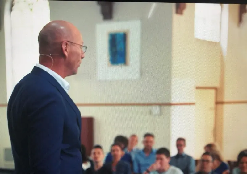 Ynco de Jong spreekt voor een zaal